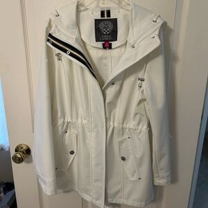 Vince Camuto lightweight rain jacket with adjustable Vince waist. Size small